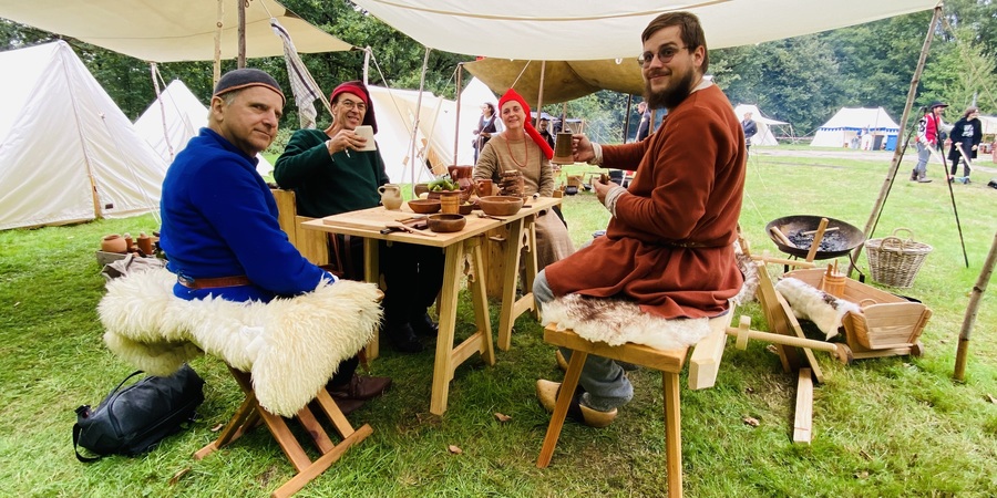 personen in een historisch kamp tijdens Historisch MerXem personen in een historisch kamp tijdens Historisch MerXem